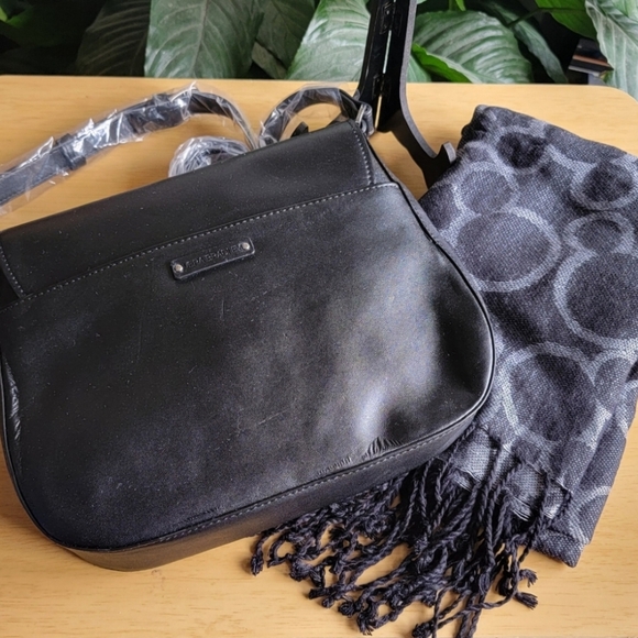 VERA BRADLEY & DISNEY  Black and White Women's Crossbody Bag. NWT* - Picture 5 of 9